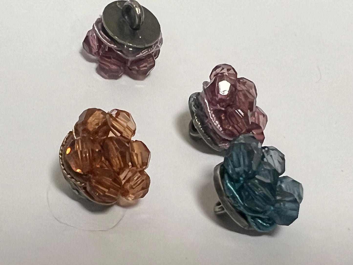 Turquoise faceted pearl button: elegance at the heart of couture