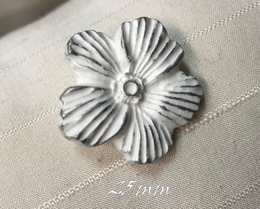 White Daisy Button with Silver Effect for Sewing in 25 mm for Customizations.