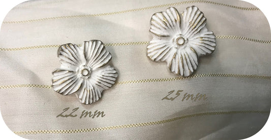 White Daisy Button for Sewing in 22 mm for Customizations.
