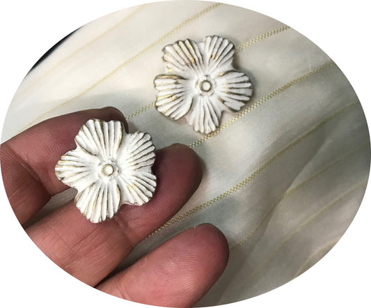 White Daisy Button for Sewing in 25 mm for Customizations.