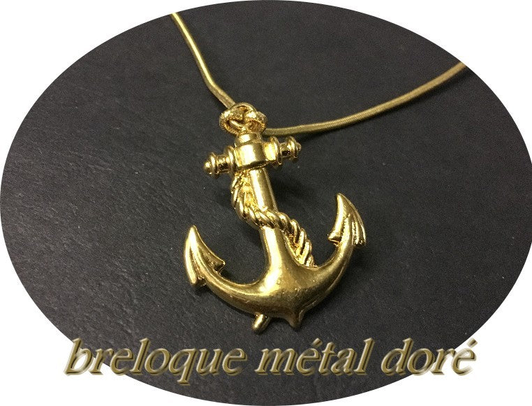Colgante de ancla de metal dorado para personalizar collares y manualidades.