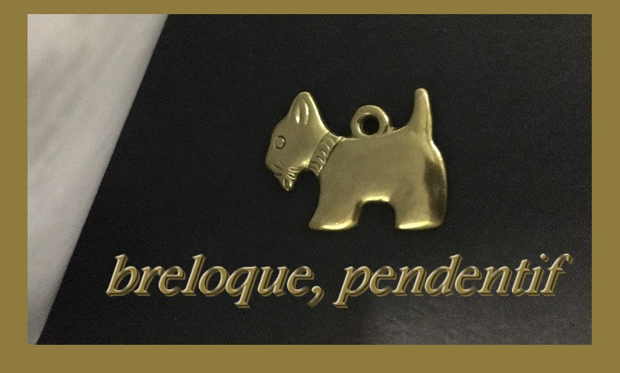 Colgante de perro de metal dorado para personalizar collares y manualidades.