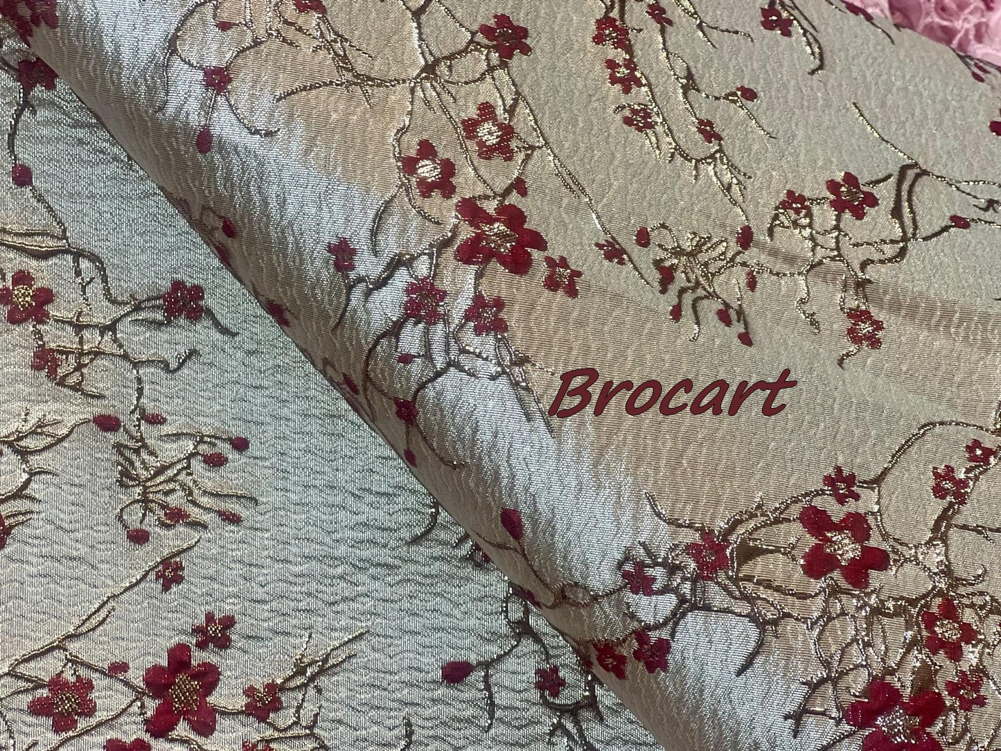Brocart Doré aux Motifs Floraux Rouges Bordeaux :  Éclat Royal - Royal Shine: Gold Brocade Fabric with Red Floral Patterns
