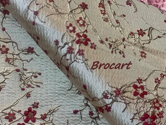 Brocart Doré aux Motifs Floraux Rouges Bordeaux :  Éclat Royal - Royal Shine: Gold Brocade Fabric with Red Floral Patterns