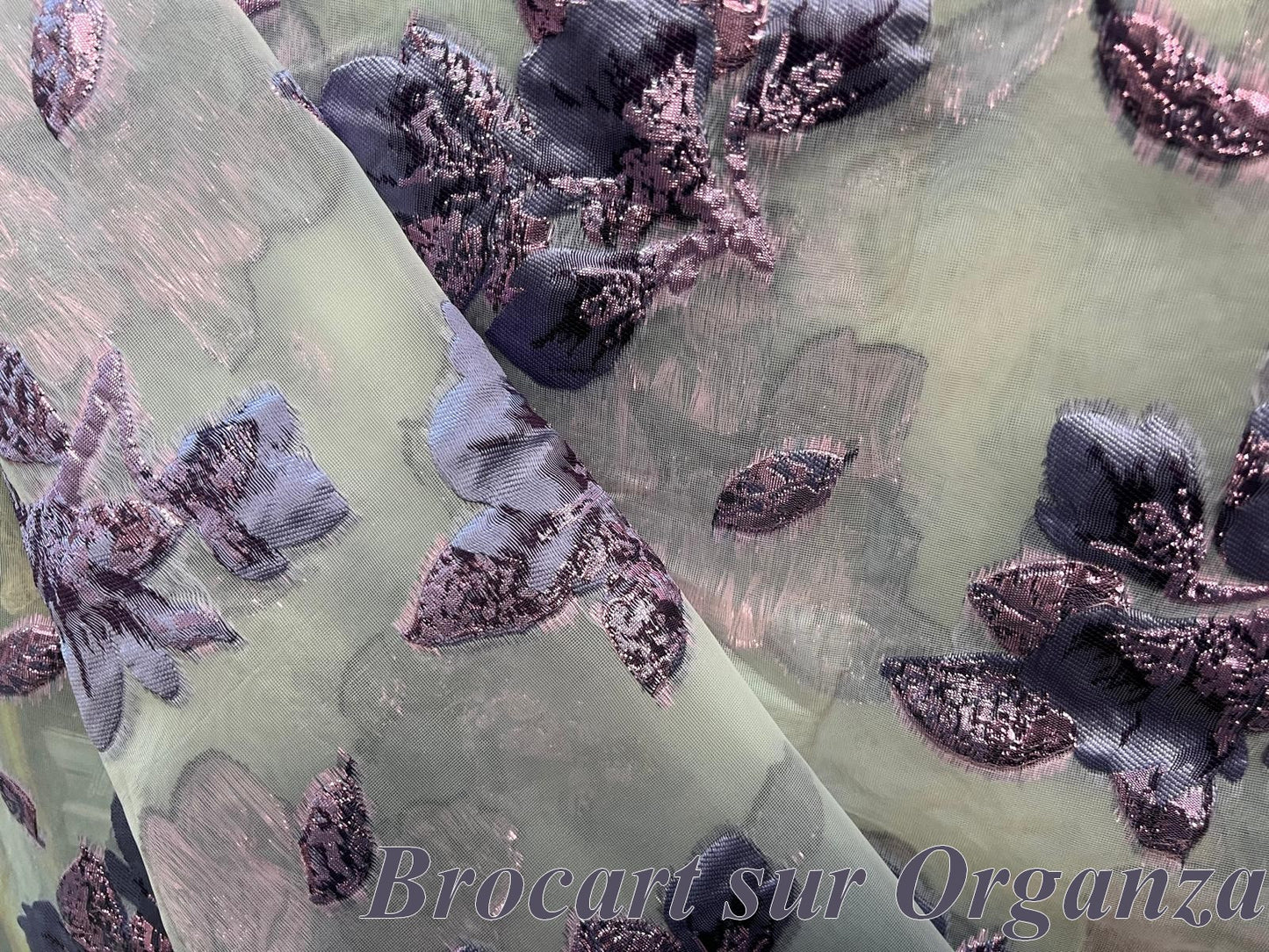 Brocado de alta costura en organza sedosa: Elegancia floral