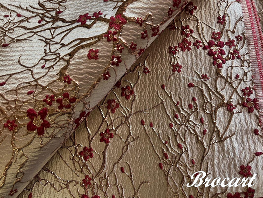 Brocado rojo con motivos florales dorados por metro para Prestige Couture: Elegancia y Lujo