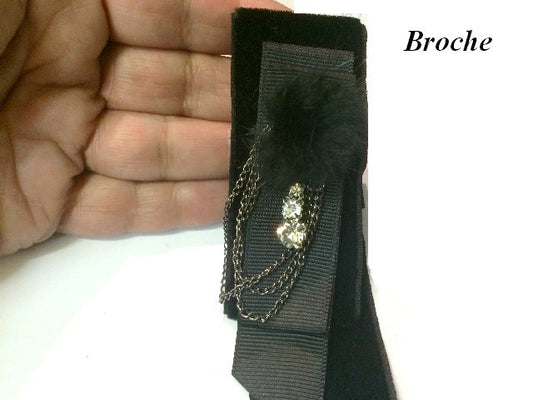 Broche de Alta Costura Negra con Cadena y Pedrería.