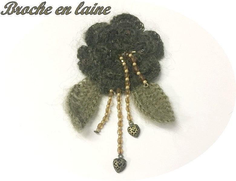 Broche de lana color caqui con cuentas con flecos para decoraciones y personalizaciones.