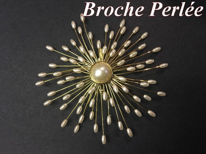 Broche de Mujer en Perlas Color Crudo sobre Base Bañada en Oro para Decoración y Personalización.
