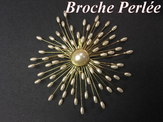 Broche de Mujer en Perlas Color Crudo sobre Base Bañada en Oro para Decoración y Personalización.