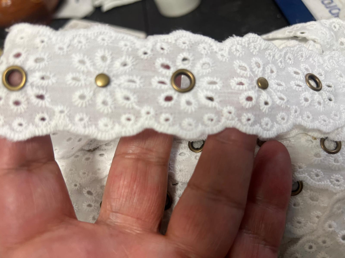 100% cotton broderie anglaise – 3 cm – bronze eyelet motif – Cheap and wholesale broderie anglaise