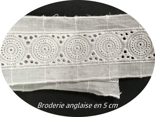 English Embroidery in 5 cm White Cotton by the Meter: Softness in Lace