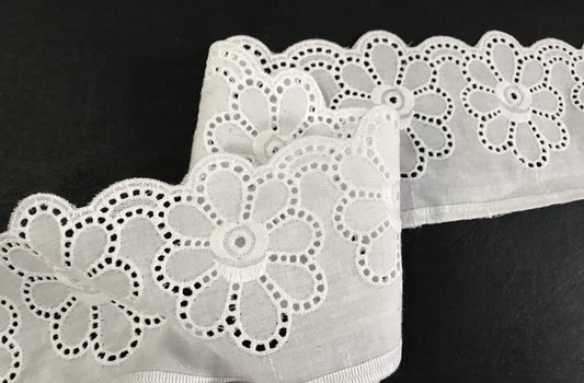 7 cm White English Embroidery in Cotton Fabric with Flower Patterns