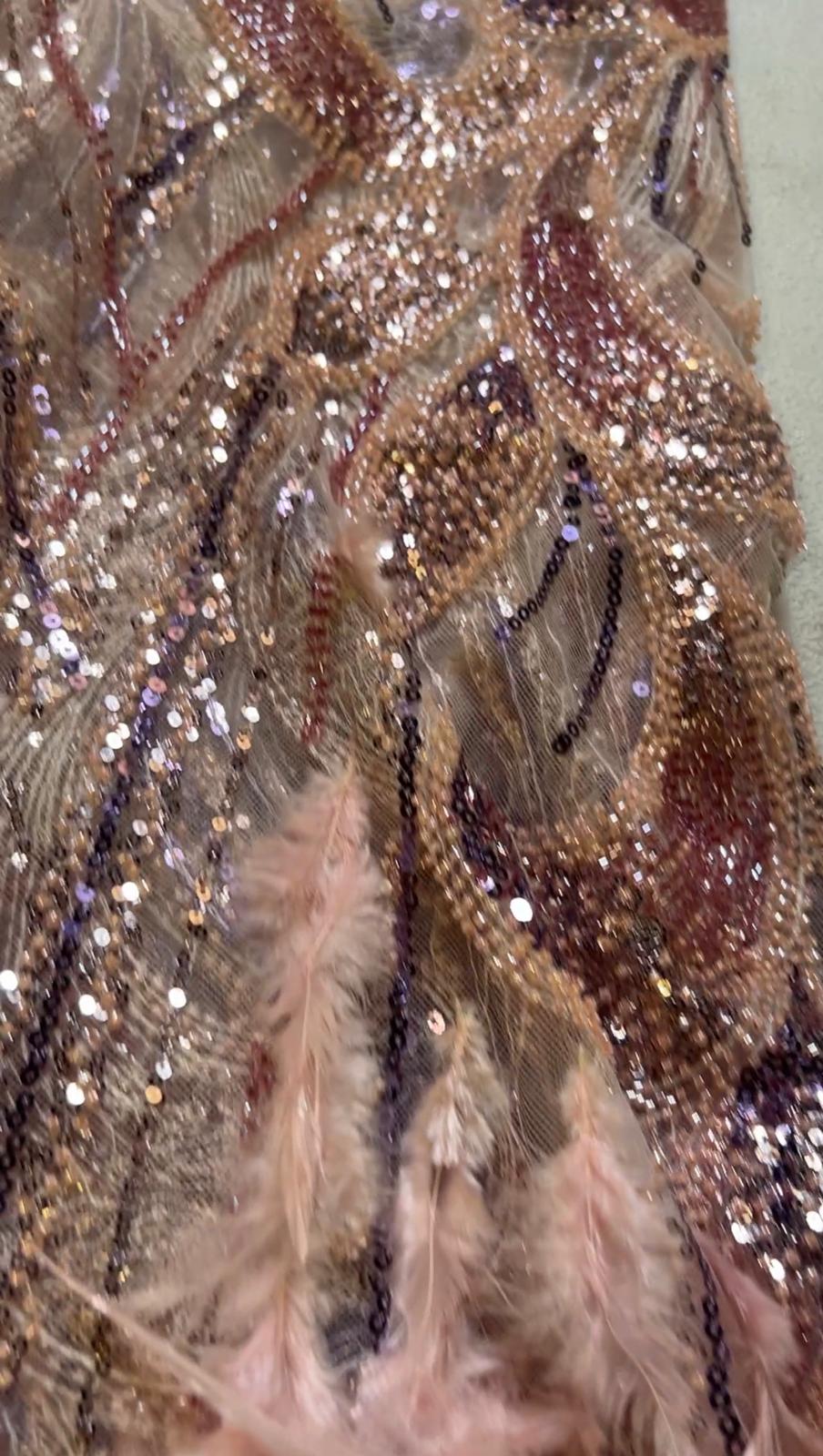 Tissu Haute Couture Plumes & Perlage Rosé Doré – 145 cm