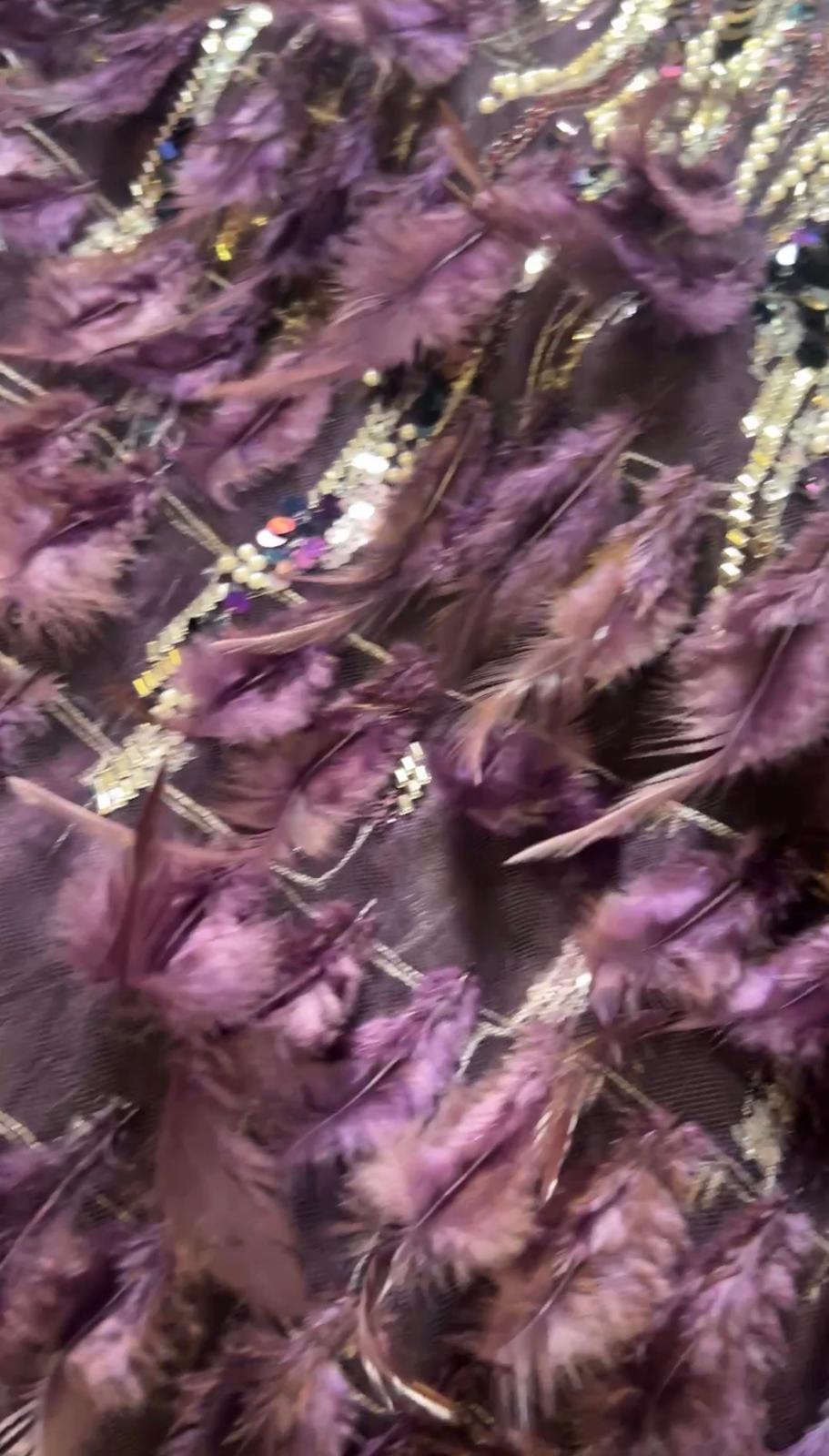 Tissu Haute Couture – Tulle perlé brodé sequins & plumes mauves violettes – 140 cm
