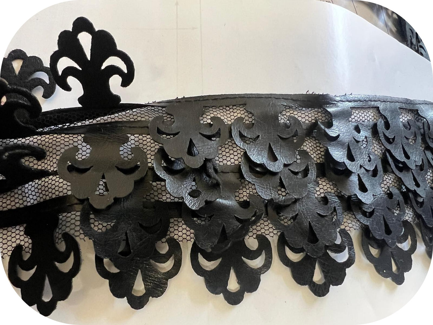 Galon Simili Cuir Noir à Festons - 4 Rangs sur Tulle - 65 mm