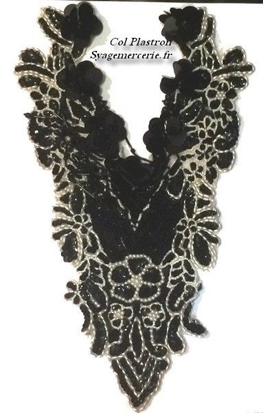 Cuello babero para coser con lentejuelas negras y cuentas con flecos blancos.