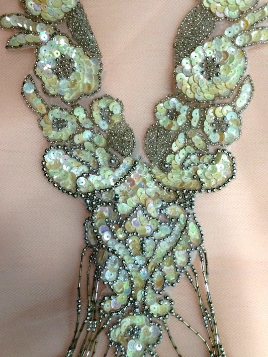 32 cm bib collar with iridescent yellow sequin and silver bead fringe