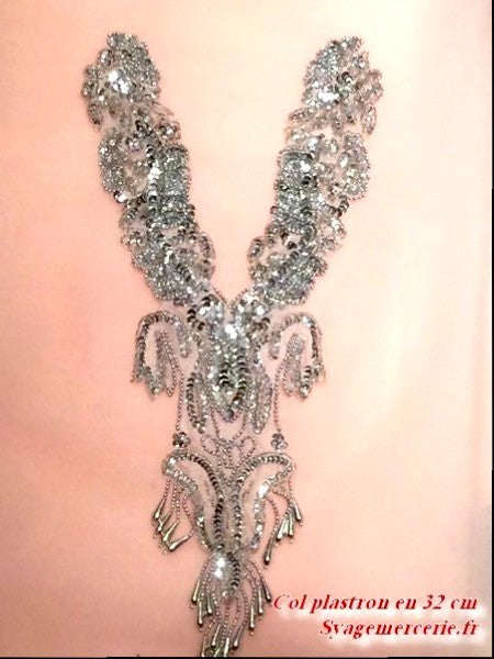 Cuello babero para coser de 40 cm con lentejuelas y perlas plateadas.