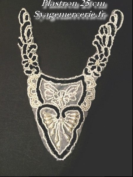 Cuello babero con cuentas, escote cosido a juego