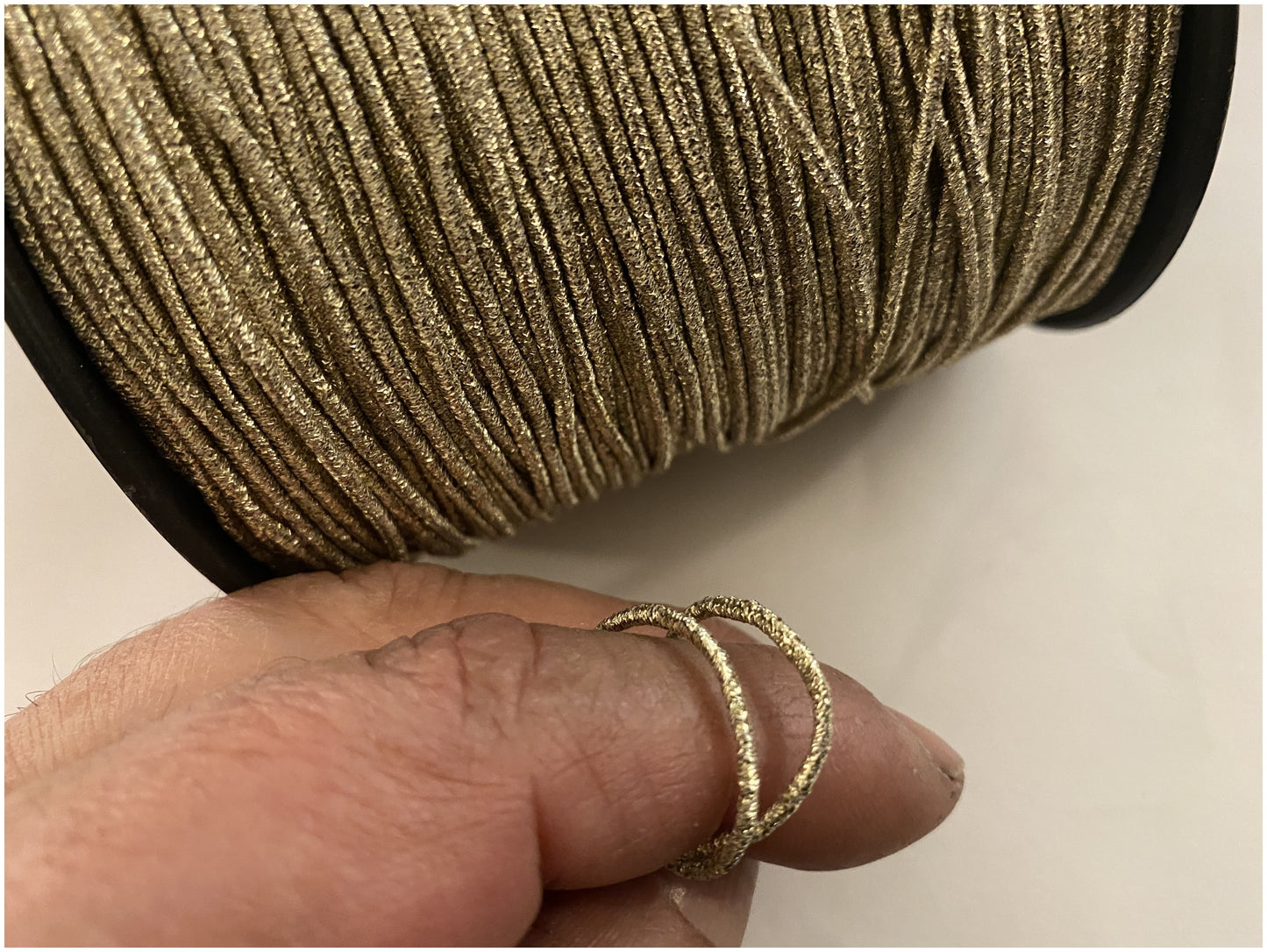 Cordon Elastique Doré Rond En 1,2 mm A Coudre Pour Loisirs Créatifs.