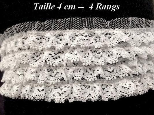 Dentelle A Volant Au Mètre Cousu Sur Tulle Blanc.
