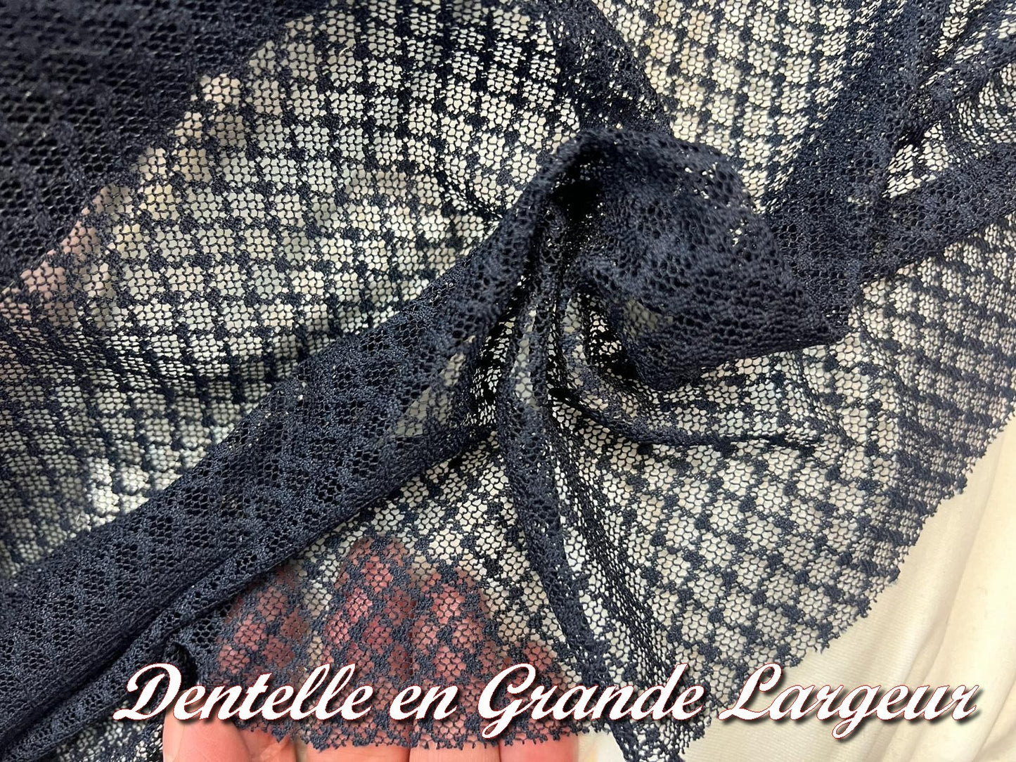 Encaje azul marino bordado con motivos calados: Elegancia para creaciones de alta costura refinadas.