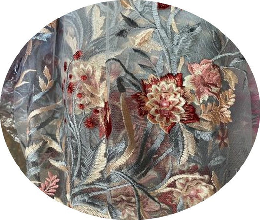 Encaje bordado por metros con motivos florales sobre tul gris perla
