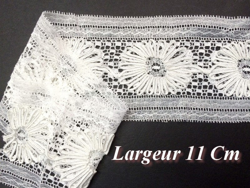 Dentelle  Brodé En 11 Cm, En Motifs Fleurs Blanche A Coudre Pour customisations.