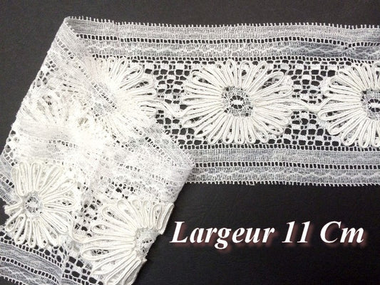 Dentelle  Brodé En 11 Cm, En Motifs Fleurs Blanche A Coudre Pour customisations.