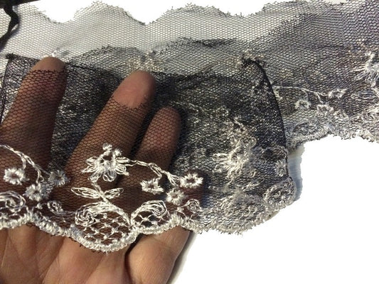 Dentelle Brodé En Fleurs Blanche Sur Tulle Noir En 7 Cm.