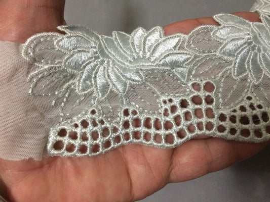 Encaje Bordado sobre Tul en 6,5 cm en Color Gris Perla para Personalizaciones.