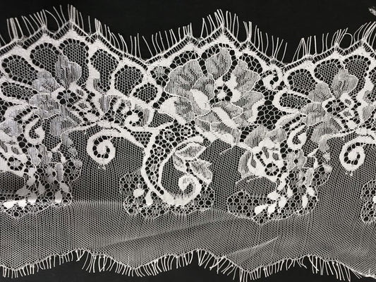 "Dentelle Chantilly au Mètre Blanche : Élégance et Créativité pour Vos Projets de Couture et de Customisation"