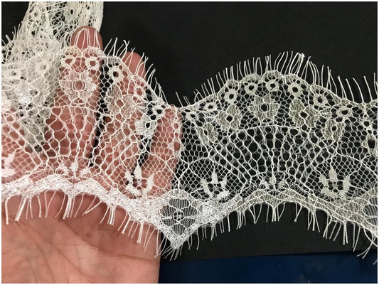 "Dentelle Chantilly blanche au mètre de 9 cm : Élégance et délicatesse à votre portée