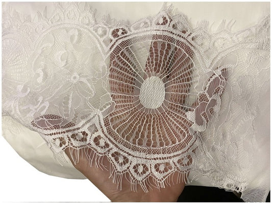 Dentelle Chantilly Blanche Au Mètre En Grande Largeur , Pour Mariage Et Lingerie De Luxe.