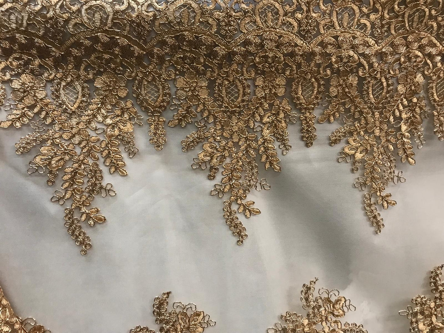 Dentelle en Broderie Sur tulle En Fils Doré Or Au Mètre Couture : L'Élégance Scintillante en Filigrane"