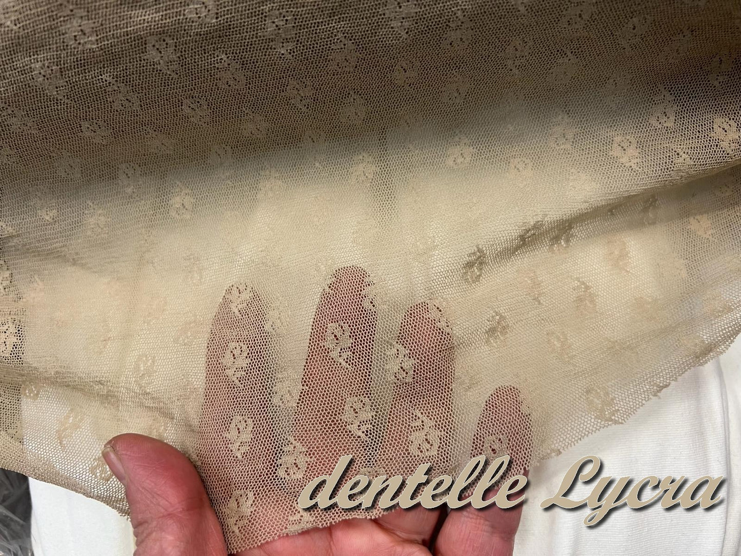 Dentelle lycra Beige imprimée : L'élégance pour des créations couture raffinées en noir."