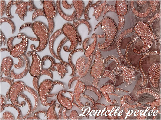 Dentelle Perlée Au Mètre Saumon Haute Couture : "Élégance en Saumon : Créations Exquises avec Tissu Perlé sur Résille"