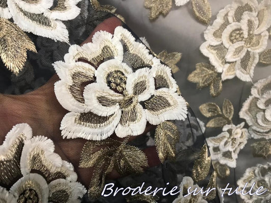 Dentelle Tissu Brodé Couture Sur Tulle Résille Marine Orné De Motifs Fleurs Blanches et Doré Or.