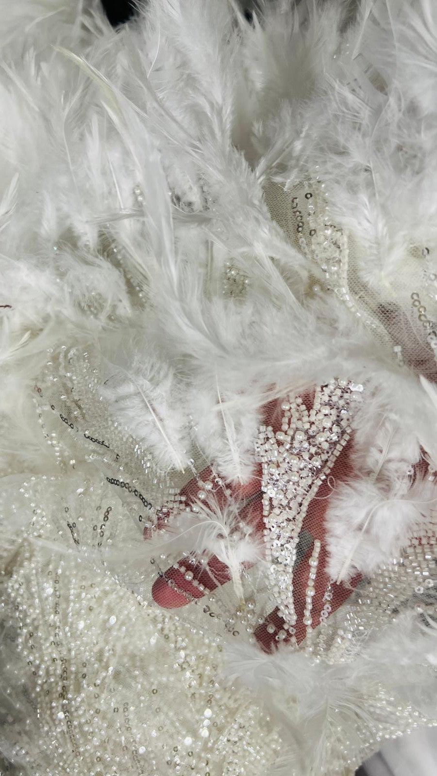 Dentelle Tissu Ivoire Perlée Ornée de Plumes sur Tulle – Tissu Mariage Haute Couture 145 cm