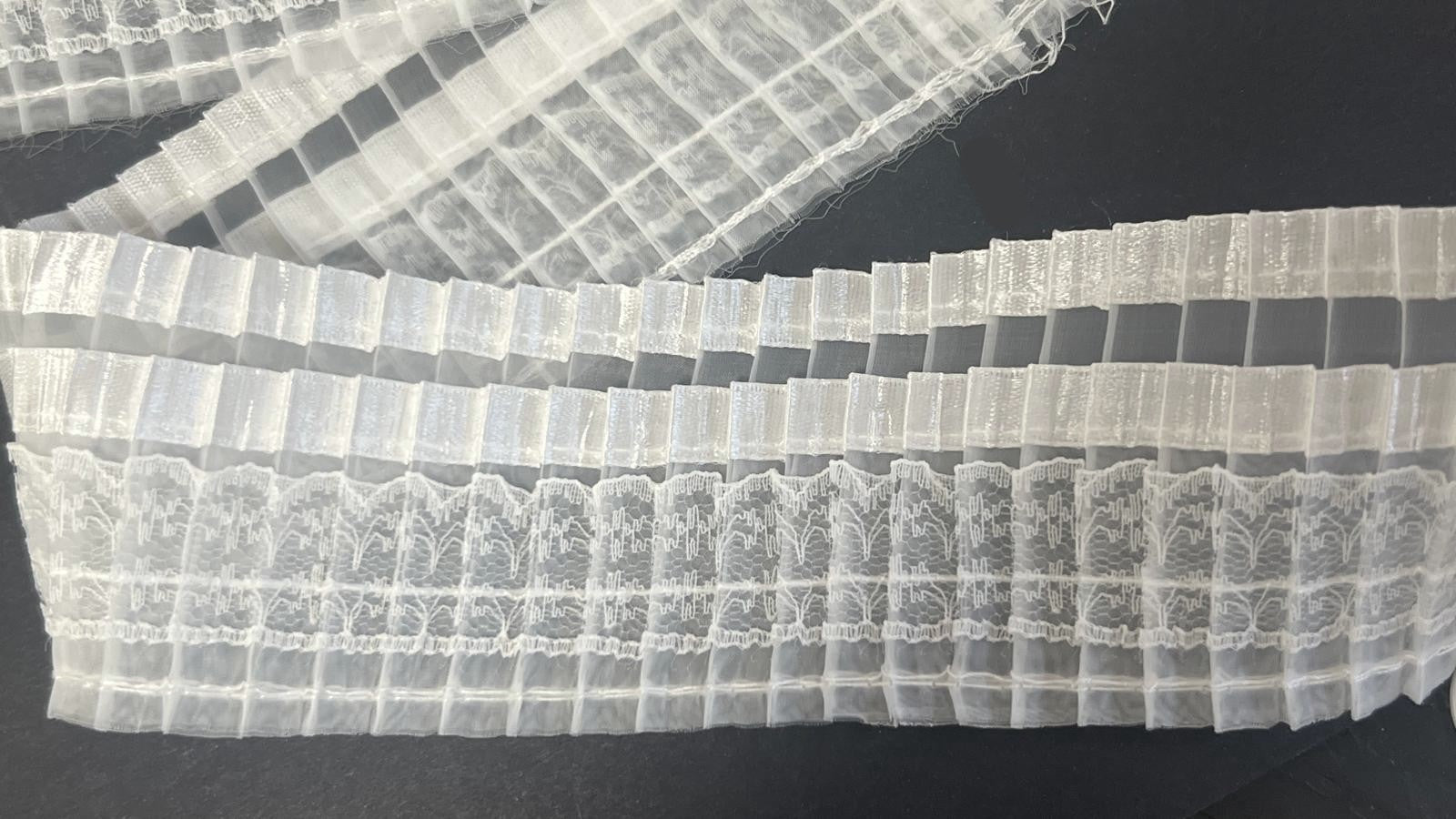 Bande plissée organza blanc bordure dentelle satin 6 cm — White pleated organza trim with lace and satin border 6 cm