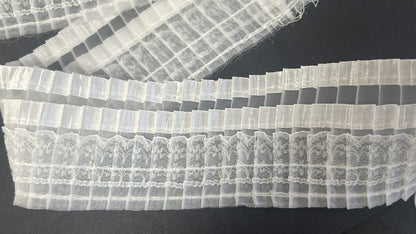 Bande plissée organza blanc bordure dentelle satin 6 cm — White pleated organza trim with lace and satin border 6 cm