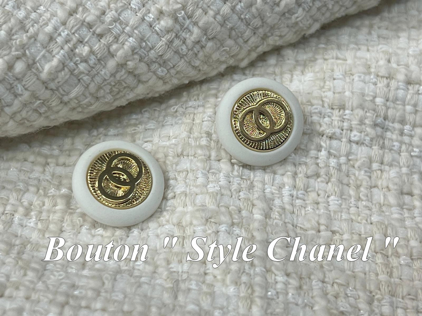 Botones Dorados Estilo Chanel de 22 mm sobre Fondo Blanco para Coser: Elegantes Botones Dorados