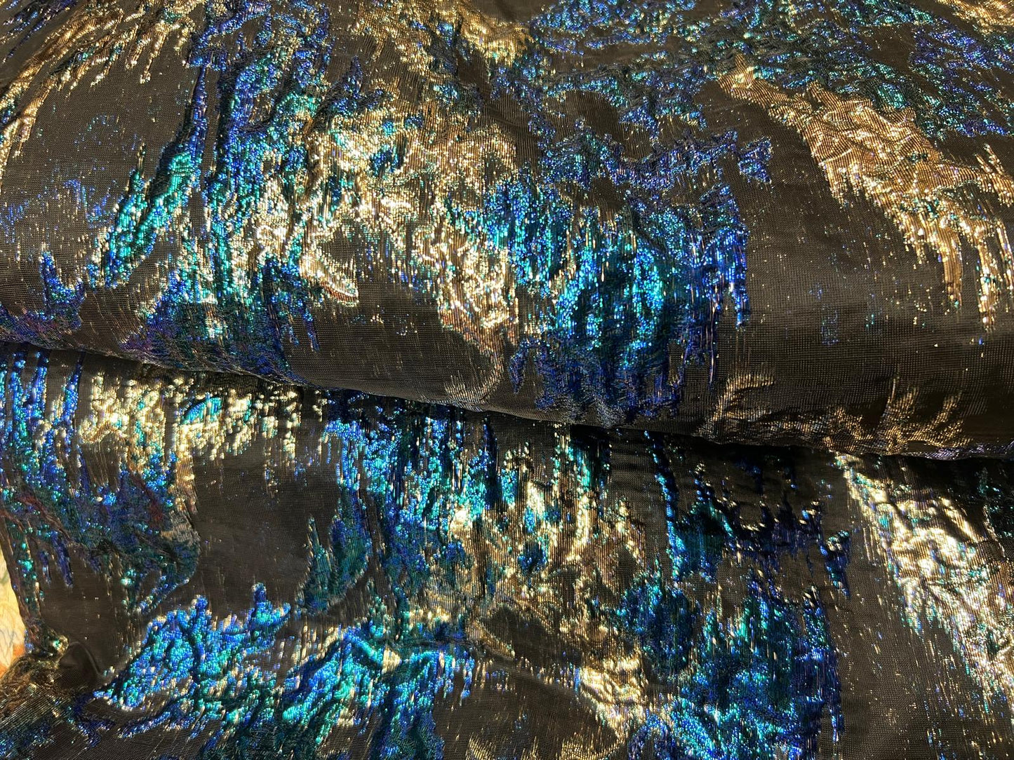 Tissu Brocart Iridescent sur Organza Noir – Reflets Bleu Canard et Or – 145 cm de Largeur