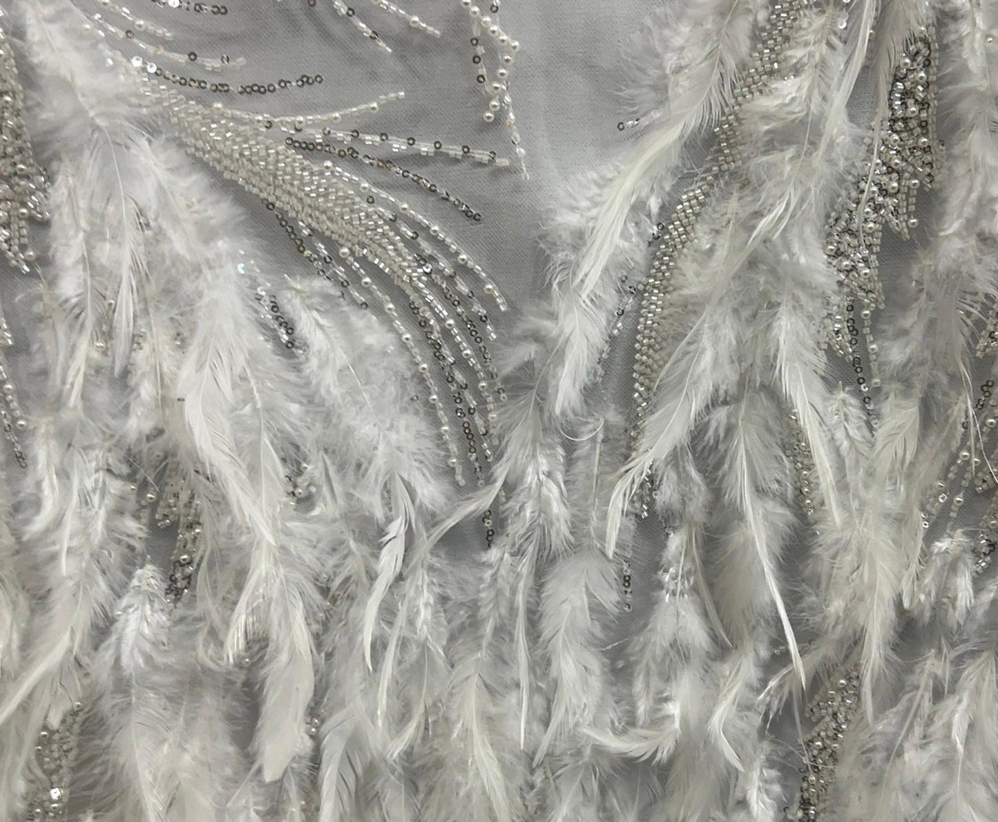 Dentelle Tissu Ivoire Perlée Ornée de Plumes sur Tulle – Tissu Mariage Haute Couture 145 cm