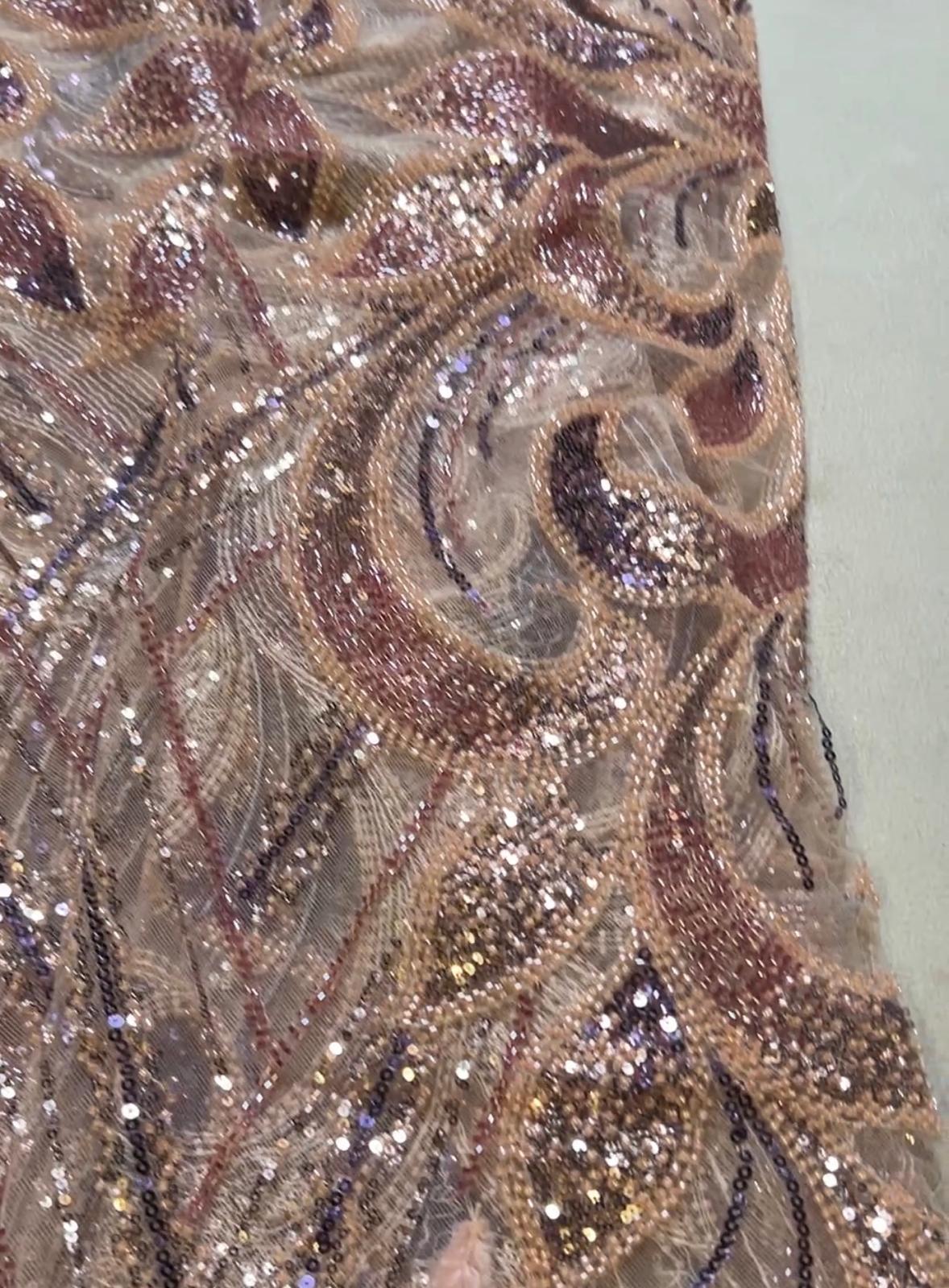 Tissu Haute Couture Plumes & Perlage Rosé Doré – 145 cm