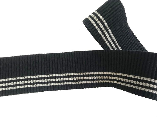 Elastique plat brodé bleu marine 4 cm : Élégance et style avec ses trois rayures blanches.
