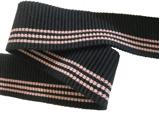 Elastique plat brodé marine 4 cm : Élégance et style avec ses trois rayures roses.