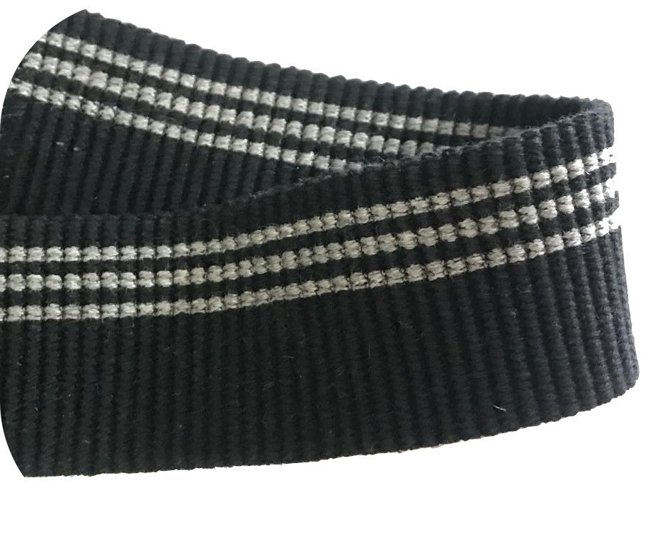 Elastique plat brodé noir 4 cm : Élégance et style avec ses trois rayures grises.