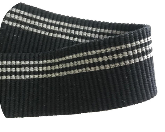 Elastique plat brodé noir 4 cm : Élégance et style avec ses trois rayures grises.